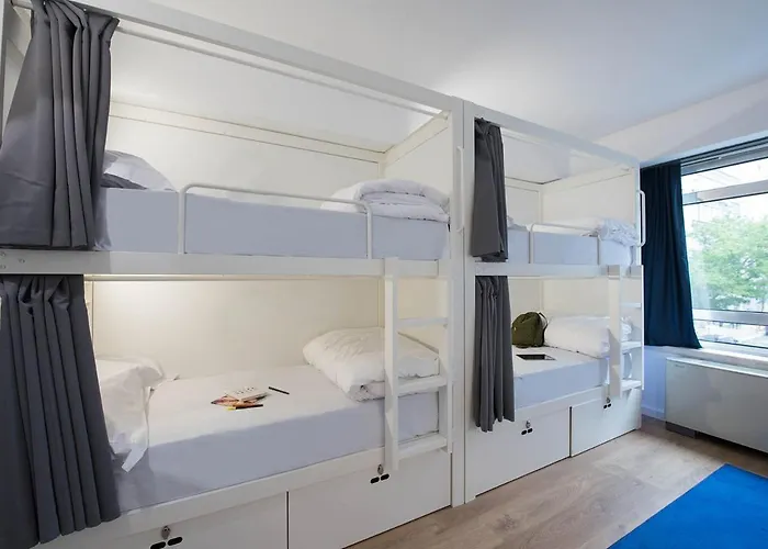 Room00 אכסניה *