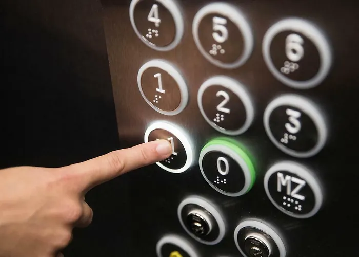 Room00 אכסניה *